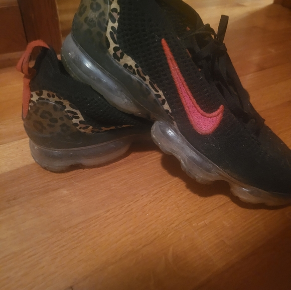 Most comfortable shoes I've ever owned. Nike size 9 animal print. - Picture 3 of 3